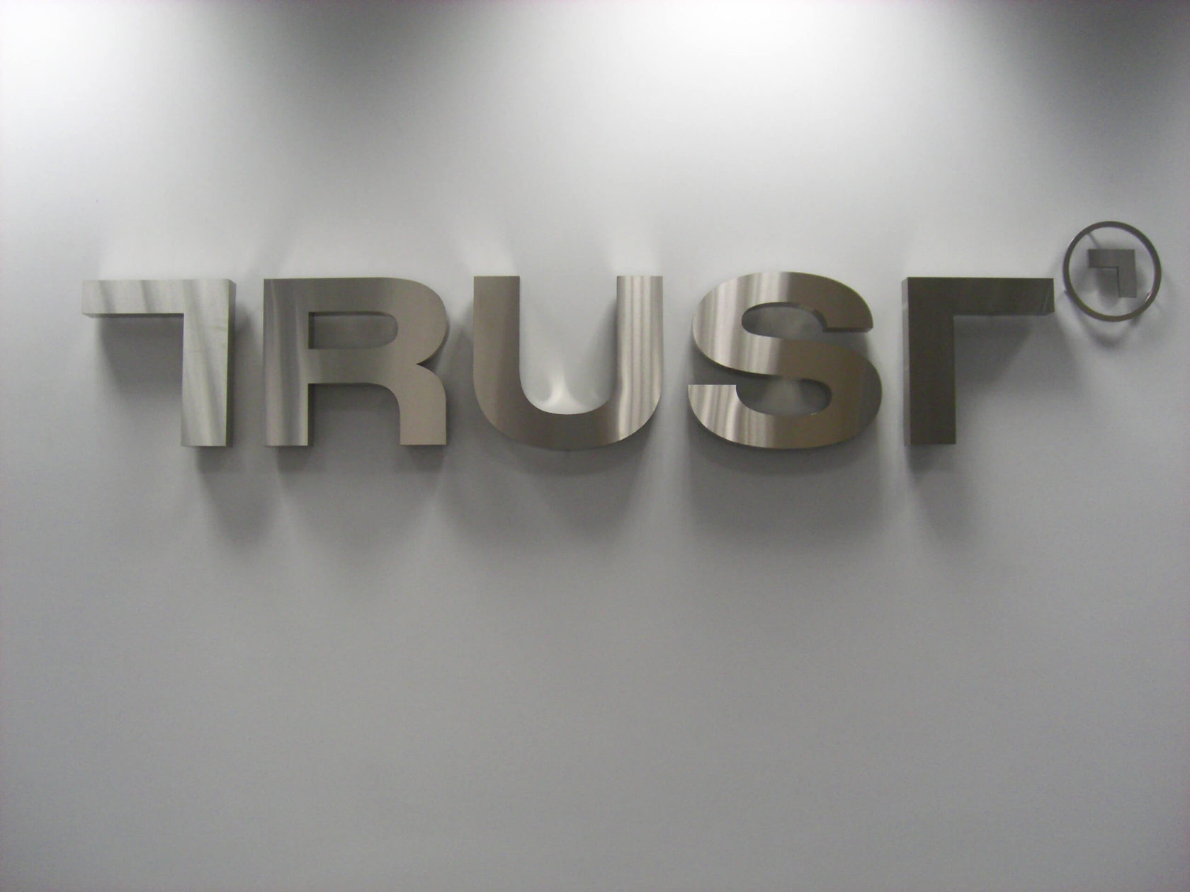 Несветовые металлические буквы для офиса