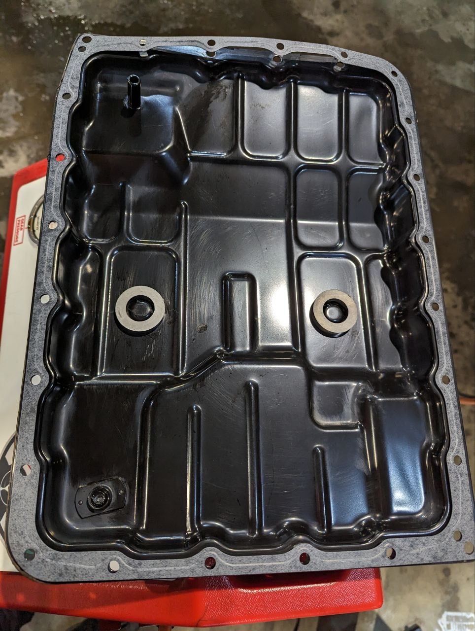 Очищенный поддон и магниты перед установкой