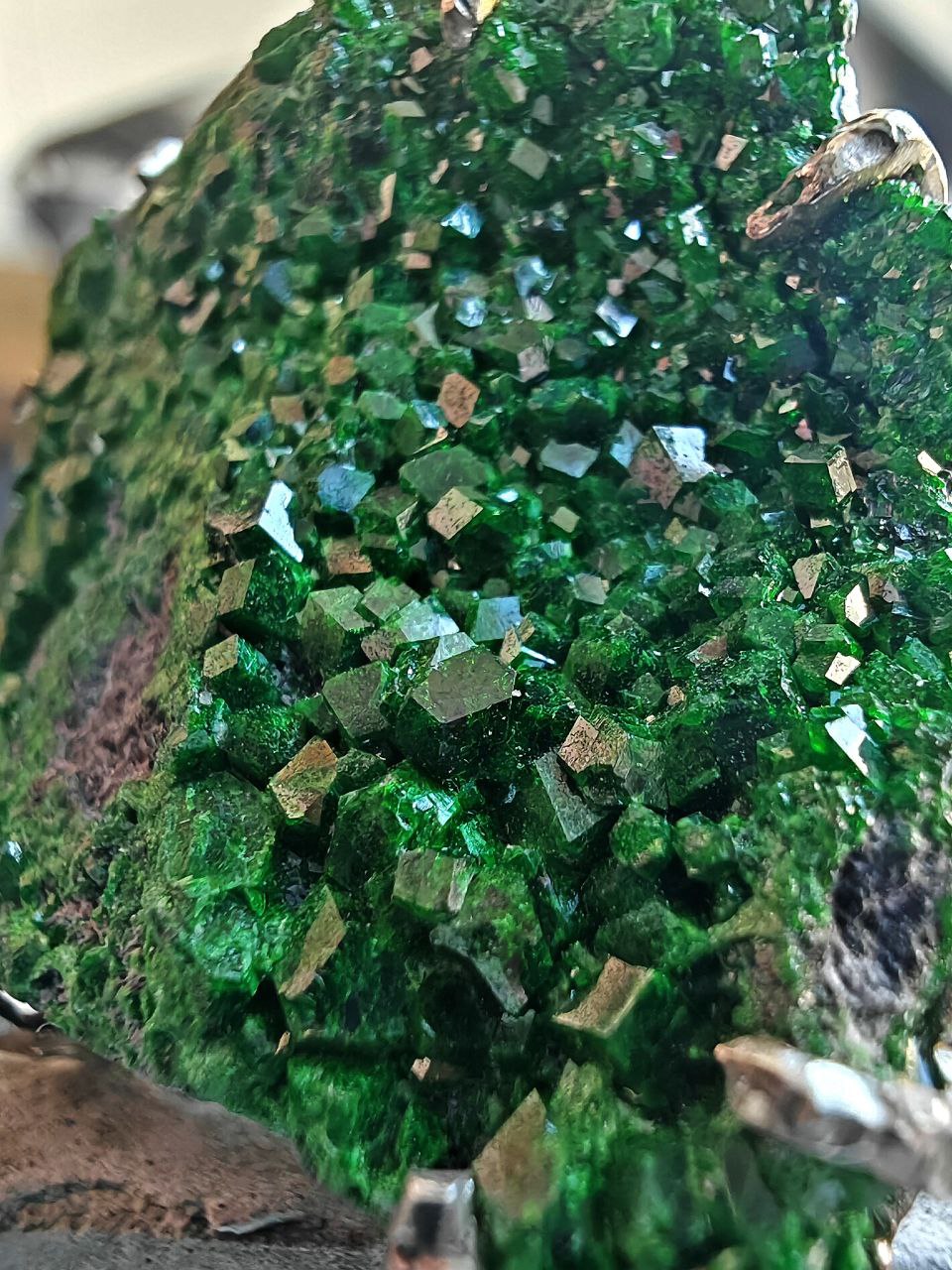 уваровит камень свойства, уваровит камень значение, зеленый уваровит фото, украшения с уваровитом, уваровит из России, натуральные камни