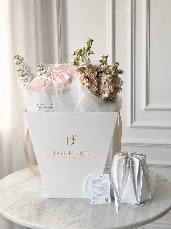 Букеты в фирменной коробке-переноске Dos Flores