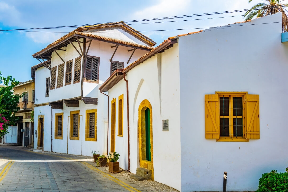 Улица со старинными белыми домами с жёлтыми ставнями в старом городе Лефкоши.