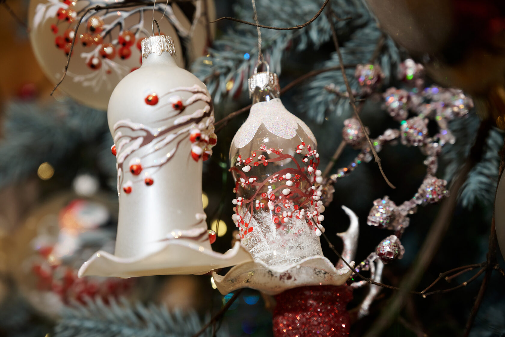 елочная экспозиция. краеведческий музей кемерово. конкурс выставка новогодних поделок. выставка старинных новогодних игрушек. елочная экспозиция.