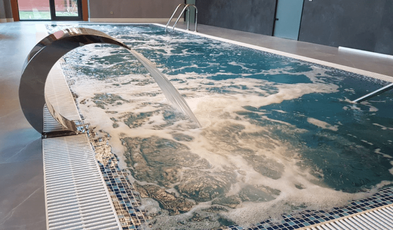 Модульный бассейн с каскадом воды