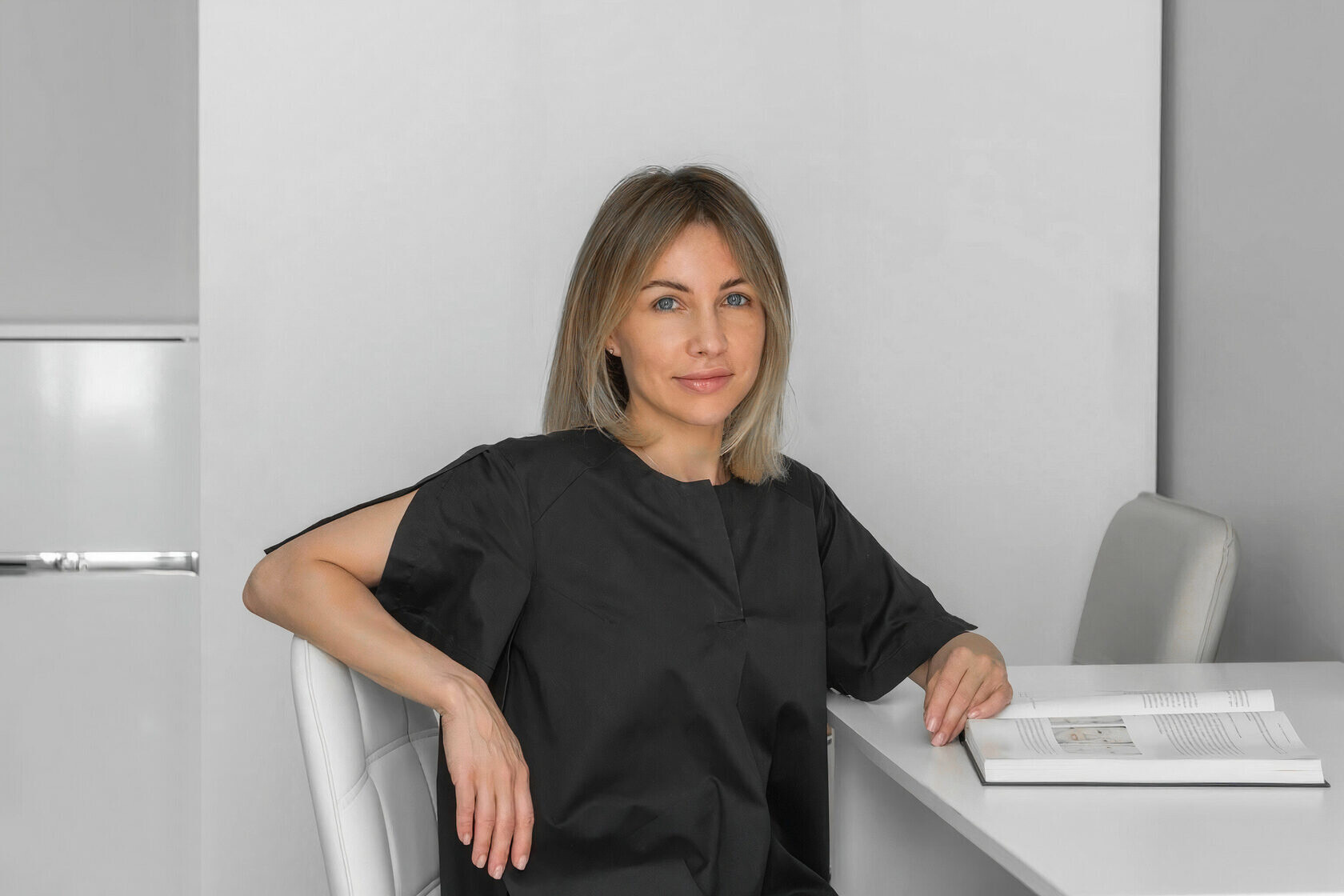 Кира Кириллова в кабинете