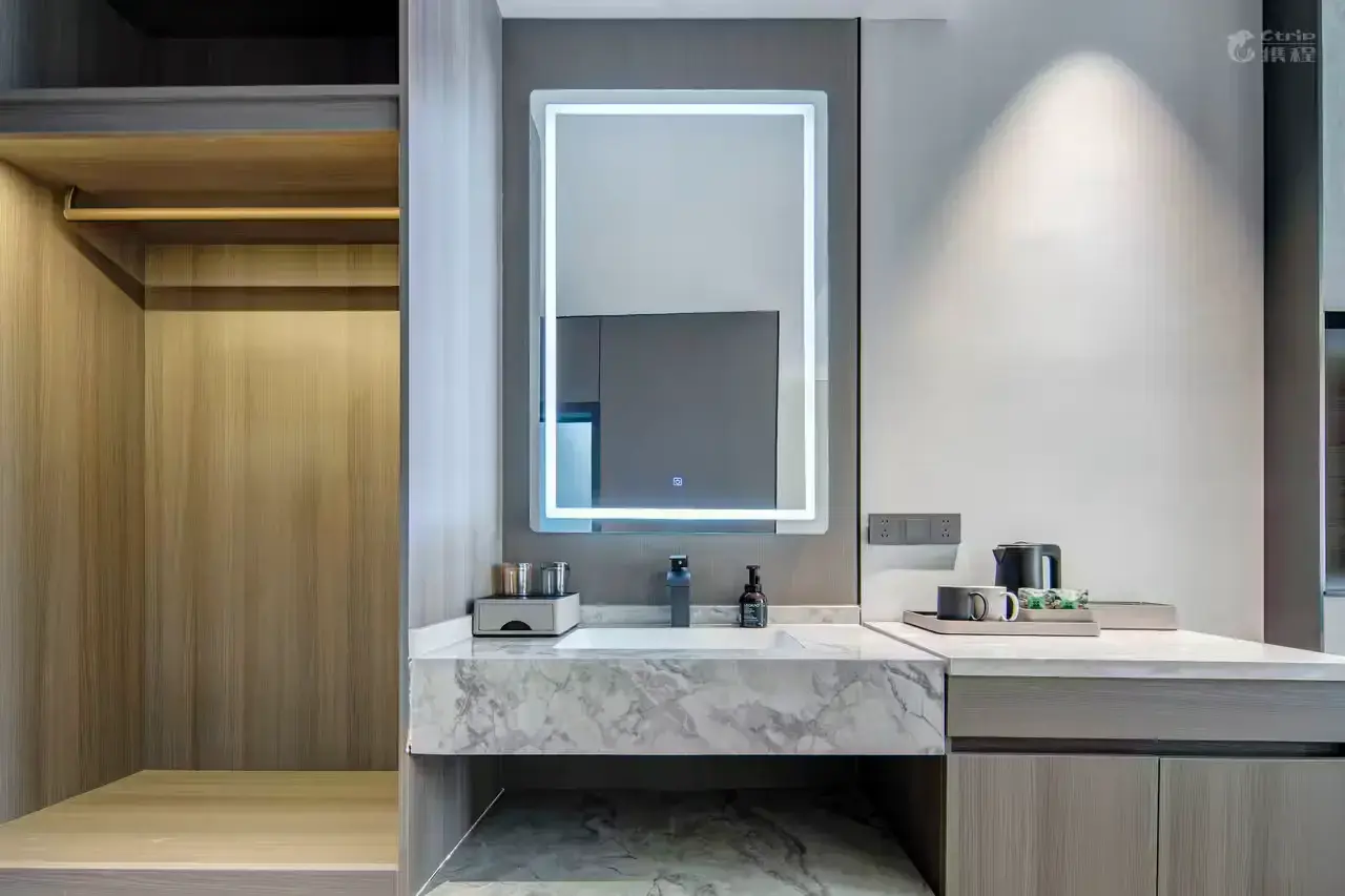 Умывальная зона в номере M-Hotel