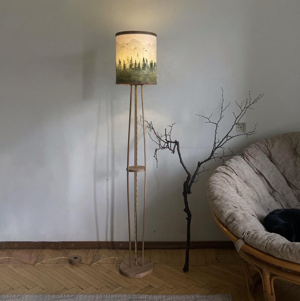 Торшер ручной работы из дуба и уникальным абажуром