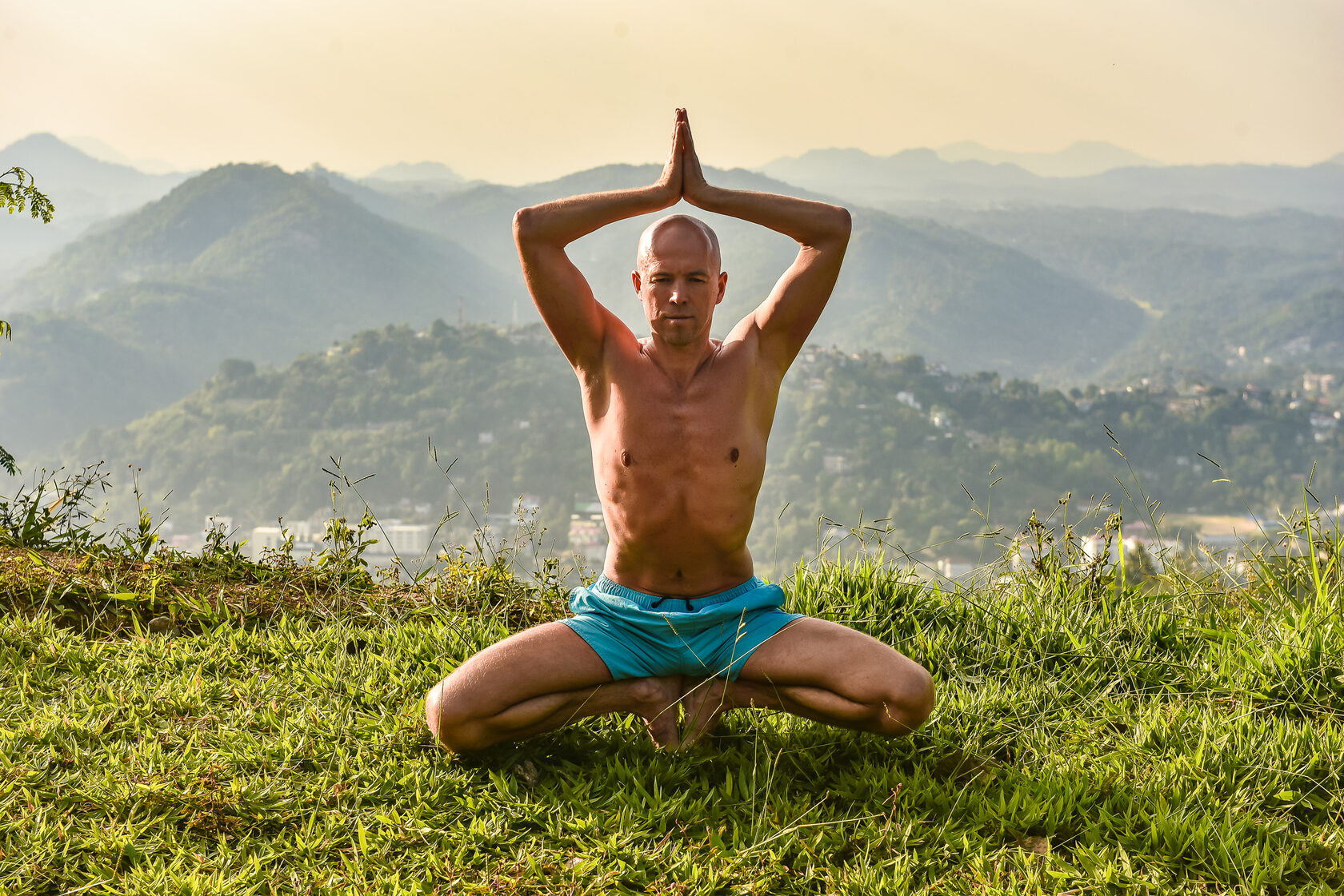 Девушка медитирует в горах. Алтай йога тур 2022. Медитация визуализация. Медитация. Медитация путешествие.