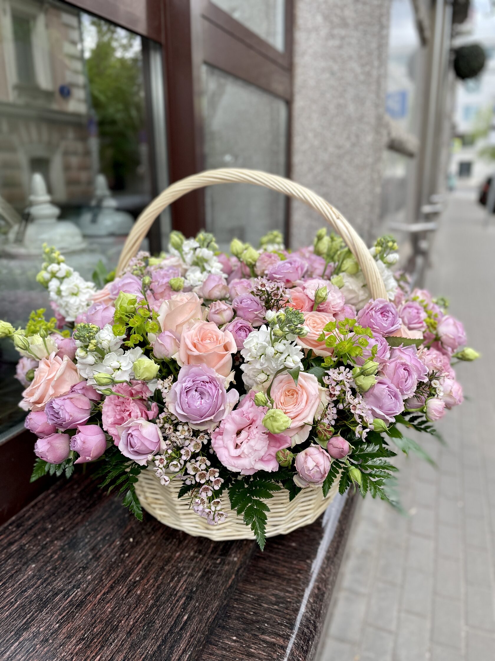 Цветы в корзине