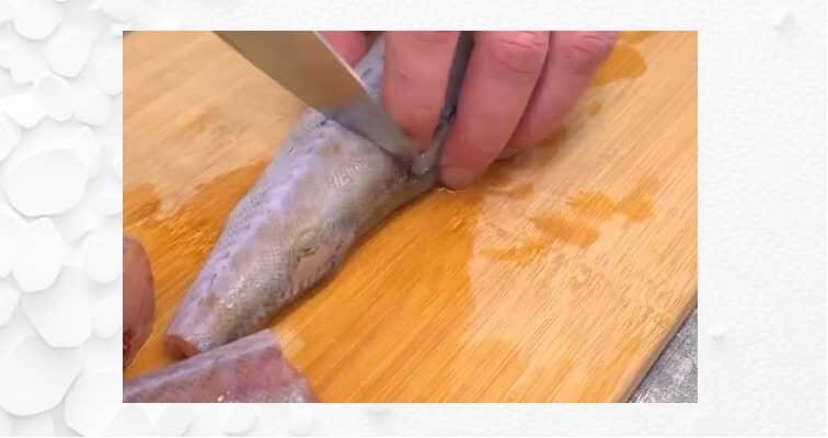 Приготовление тушёного минтая с овощами в сковороде: шаг 1