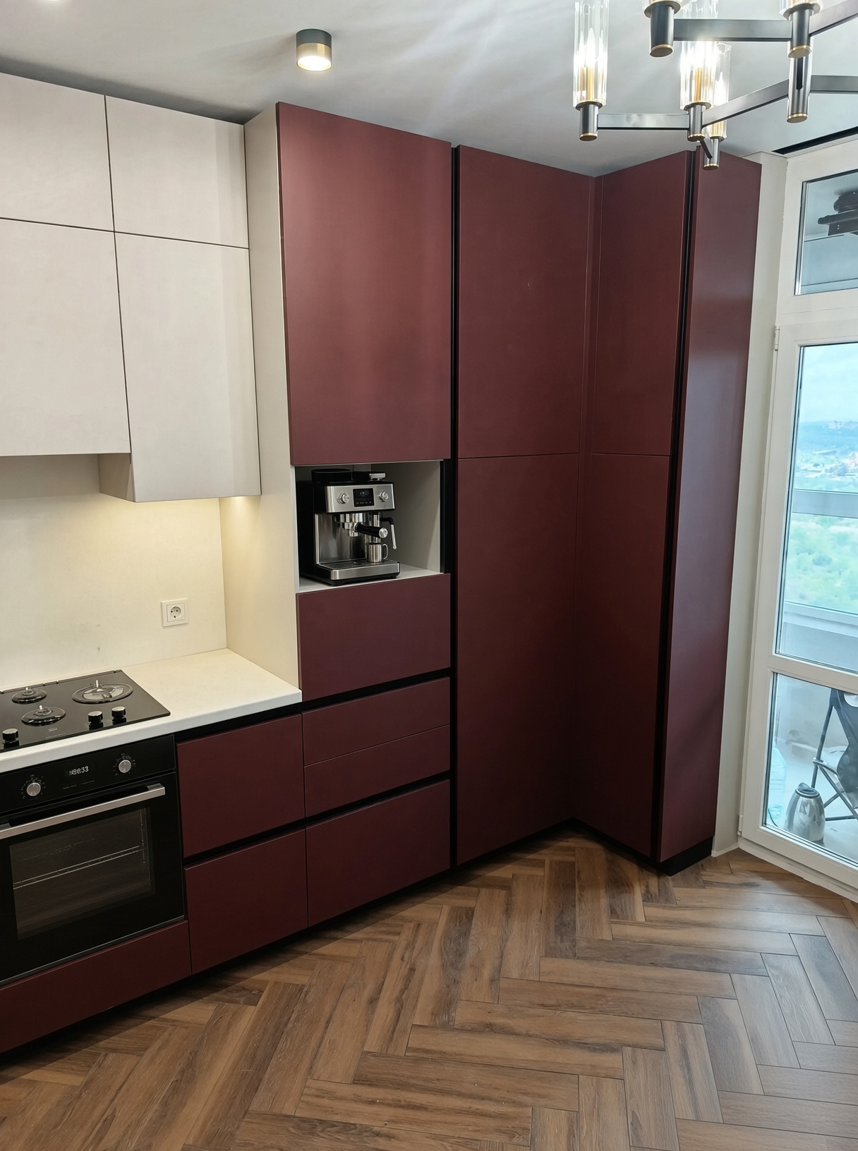 Колонна пеналов кухни «Бильбао» в цвете Rustic Red с открытой нишей под кофемашину, рядом выход на балкон
