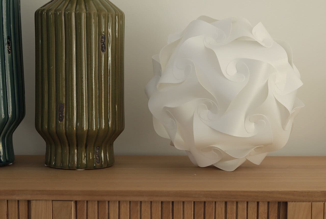 Лампа-конструктор Puzzle Lamp в собранном виде на деревянном столе
