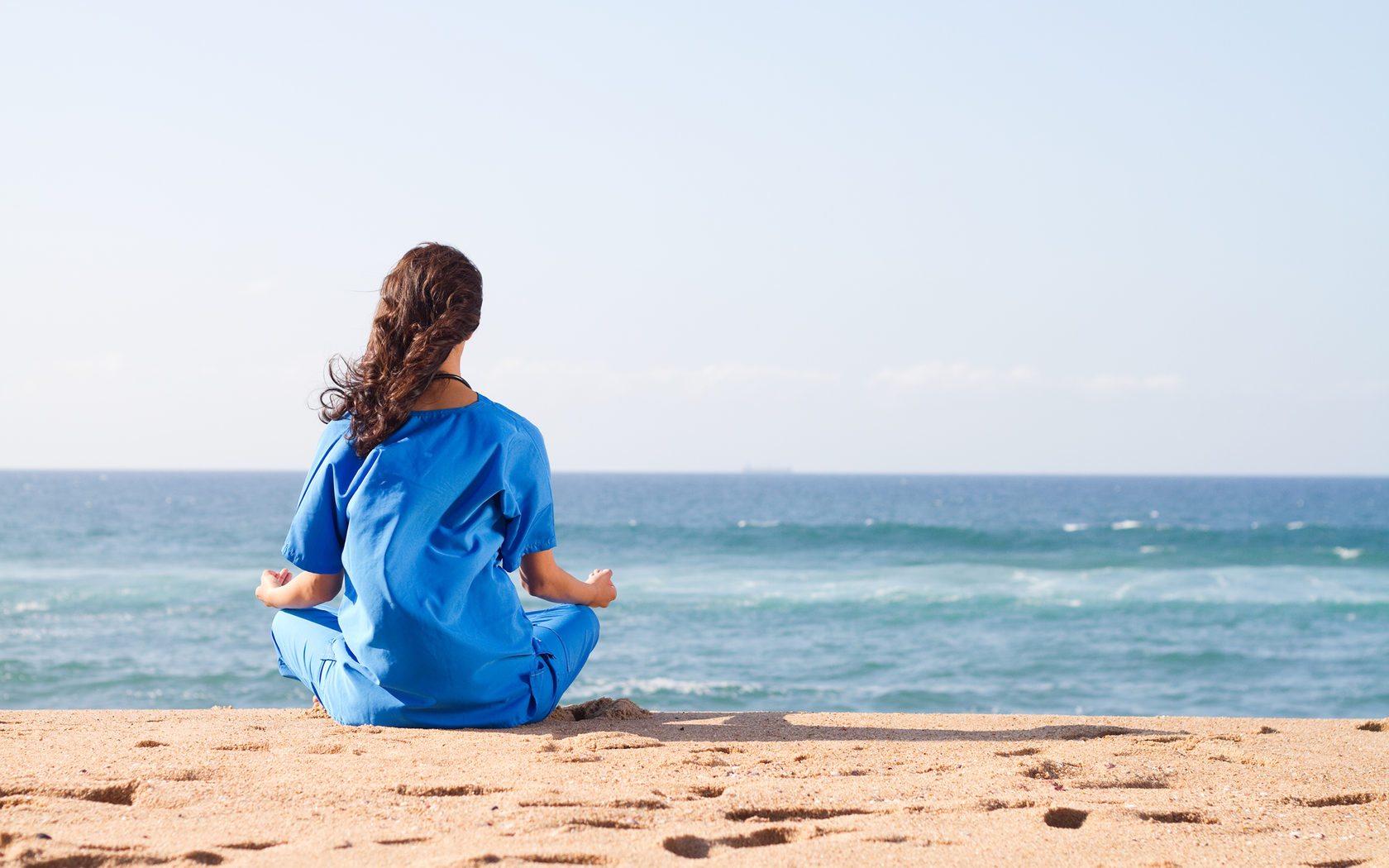 Медитация радости. Девушка-море. Женщина на море. Девушка сидит на берегу моря. Медитация на берегу моря.