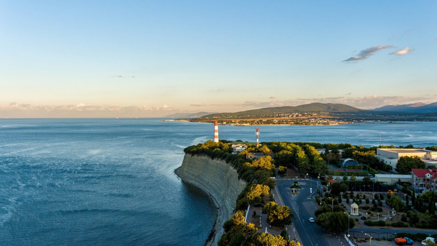 Панорама Геленджика — вид на мыс и Чёрное море
