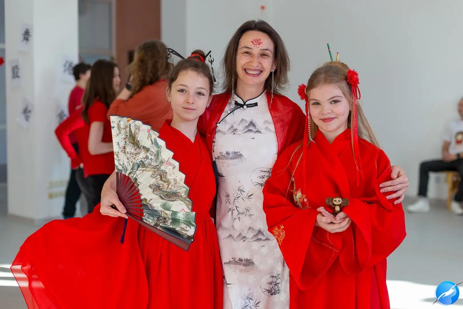 Преподаватель ЦРК с ученицами на празднике китайской культуры