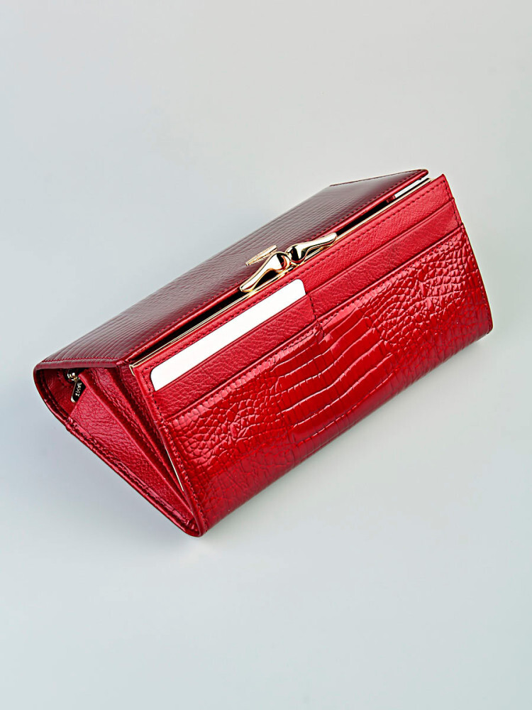 Кошелек женский. Изделие выполнено из натуральной лаковой кожи. Закрывается на магнит.