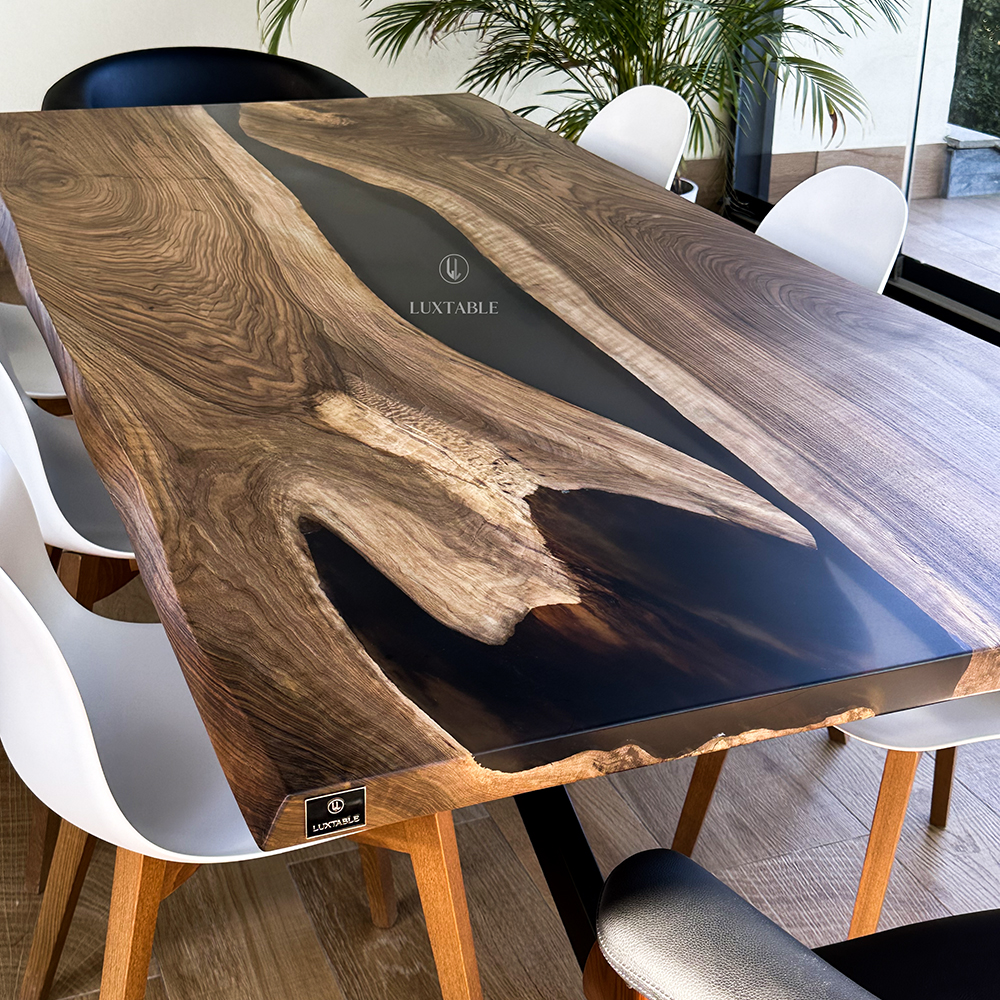 Epoxidharz Tische Alagoas aus europäischem Nussbaum und hellblauem Epoxidharz mit Metallic Effekt