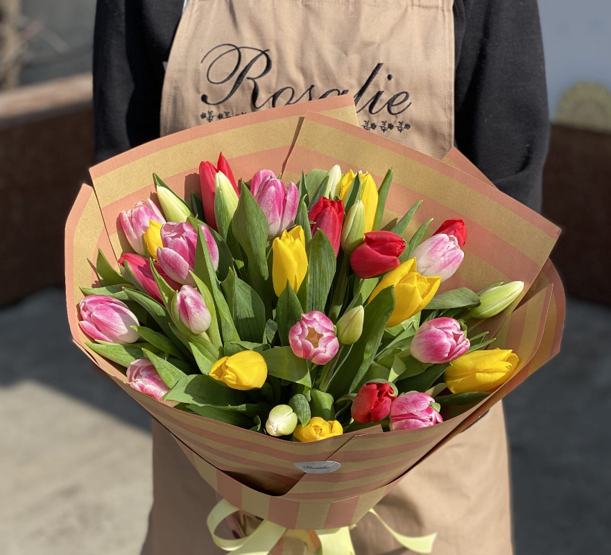 букет разноцветных тюльпанов
