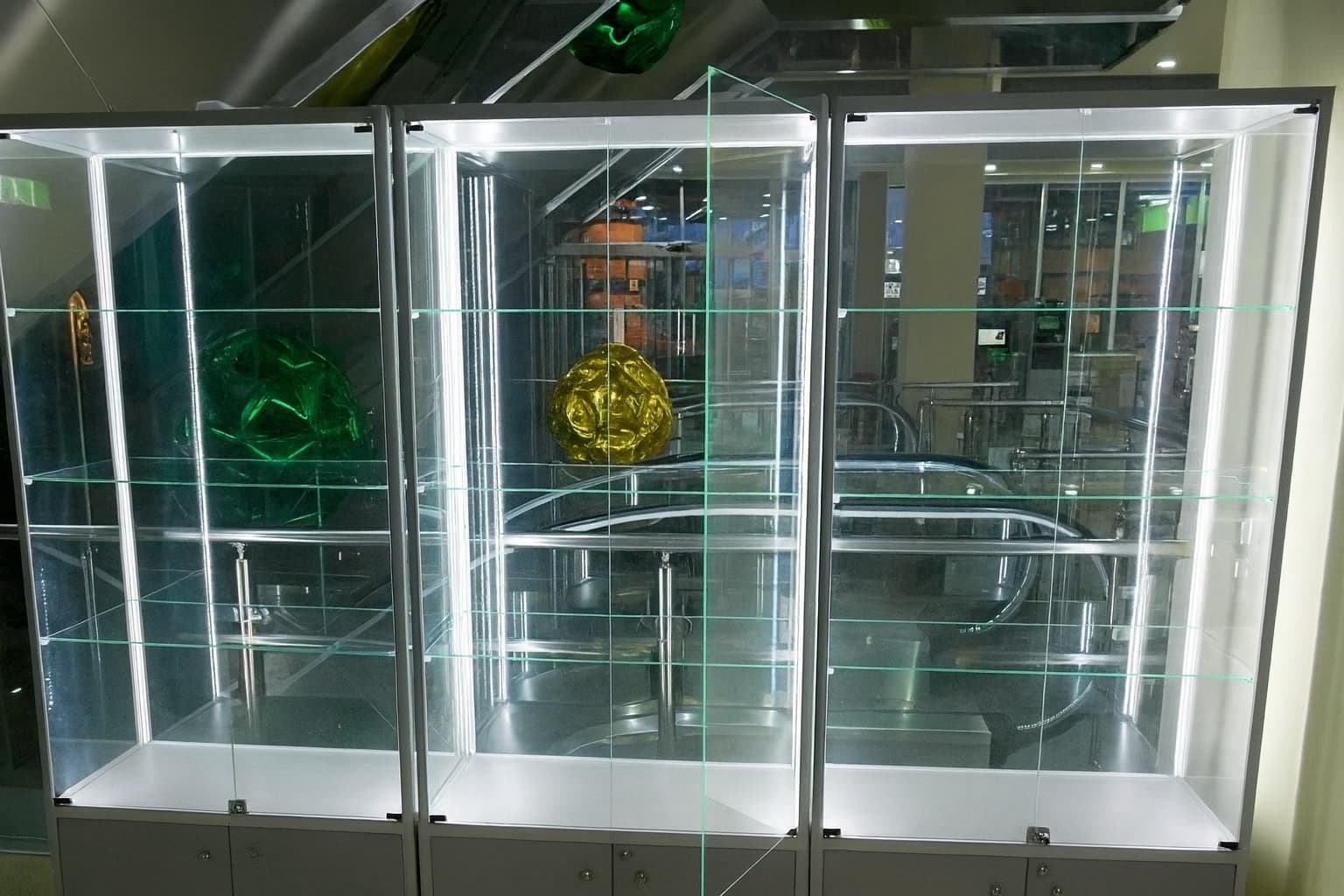 Подсветка витрины ювелирного магазина светодиодными лентами