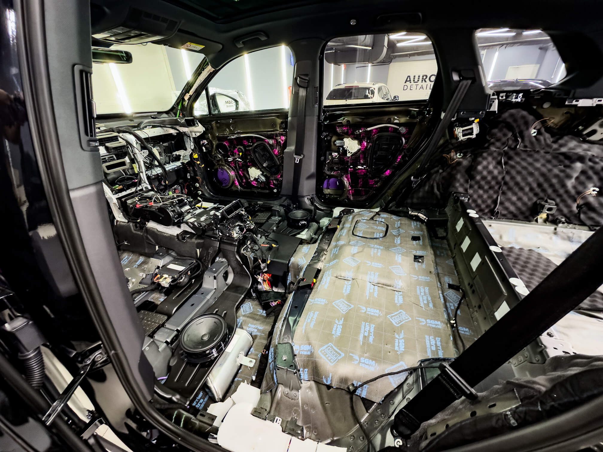 Подготовка салона автомобиля к шумоизоляции в Аврора Детейлинг