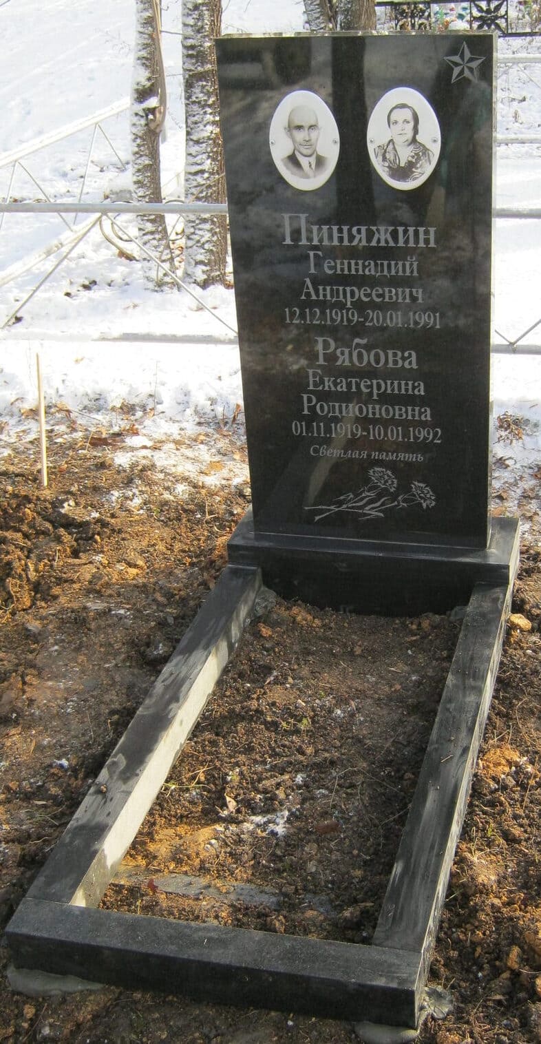 Вертикальный семейный памятник из Китайского гранита с портретами на фотоэмалях, размер 800х450х50