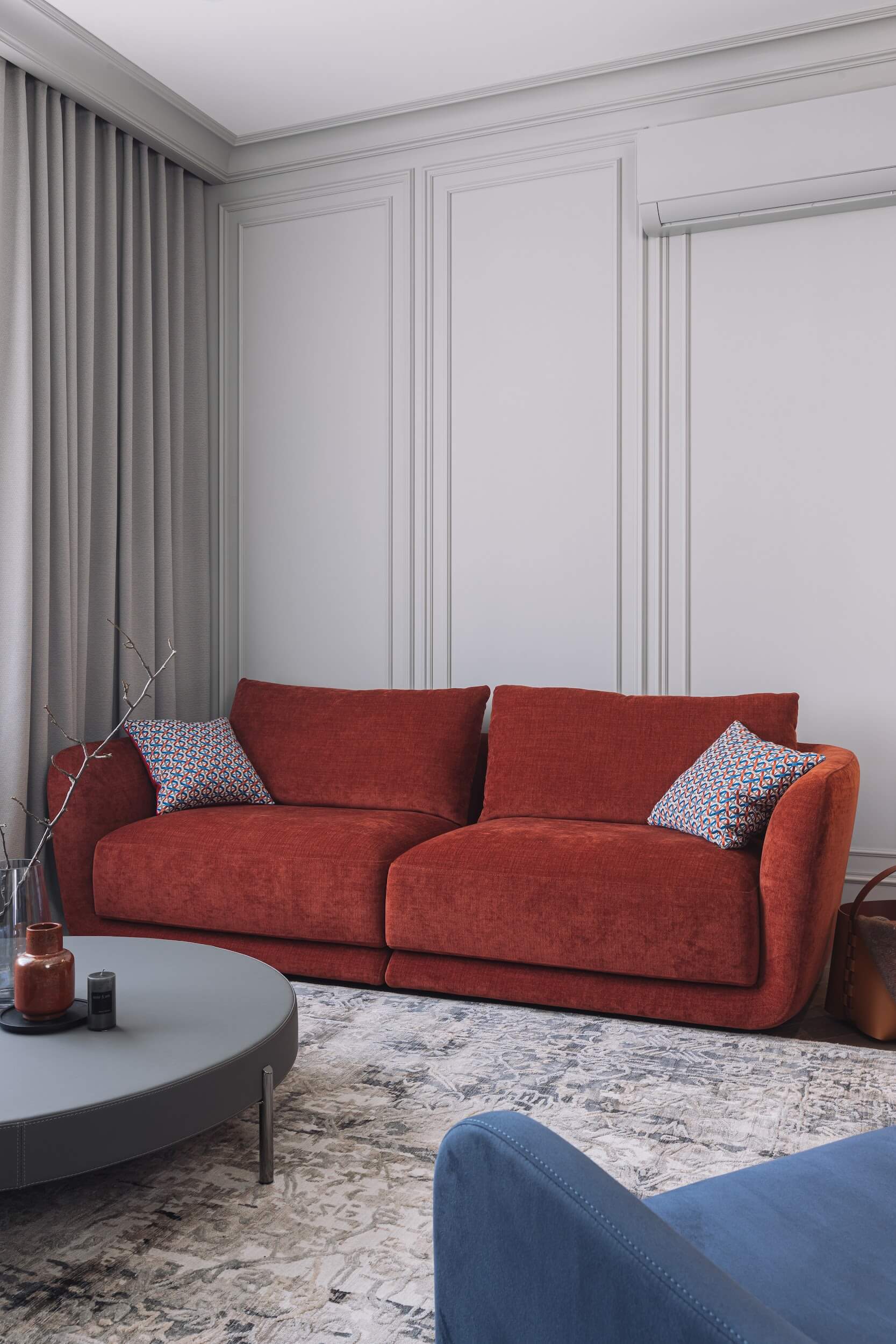 Пример современного дивана в интерьере