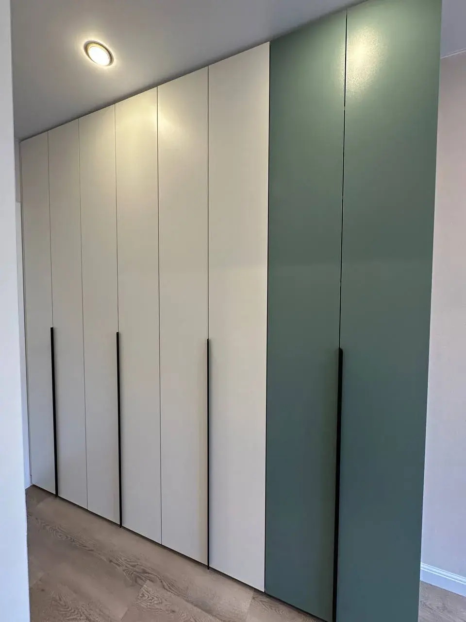 Шкаф на заказ в Сургуте по индивидуальным размерам с установкой