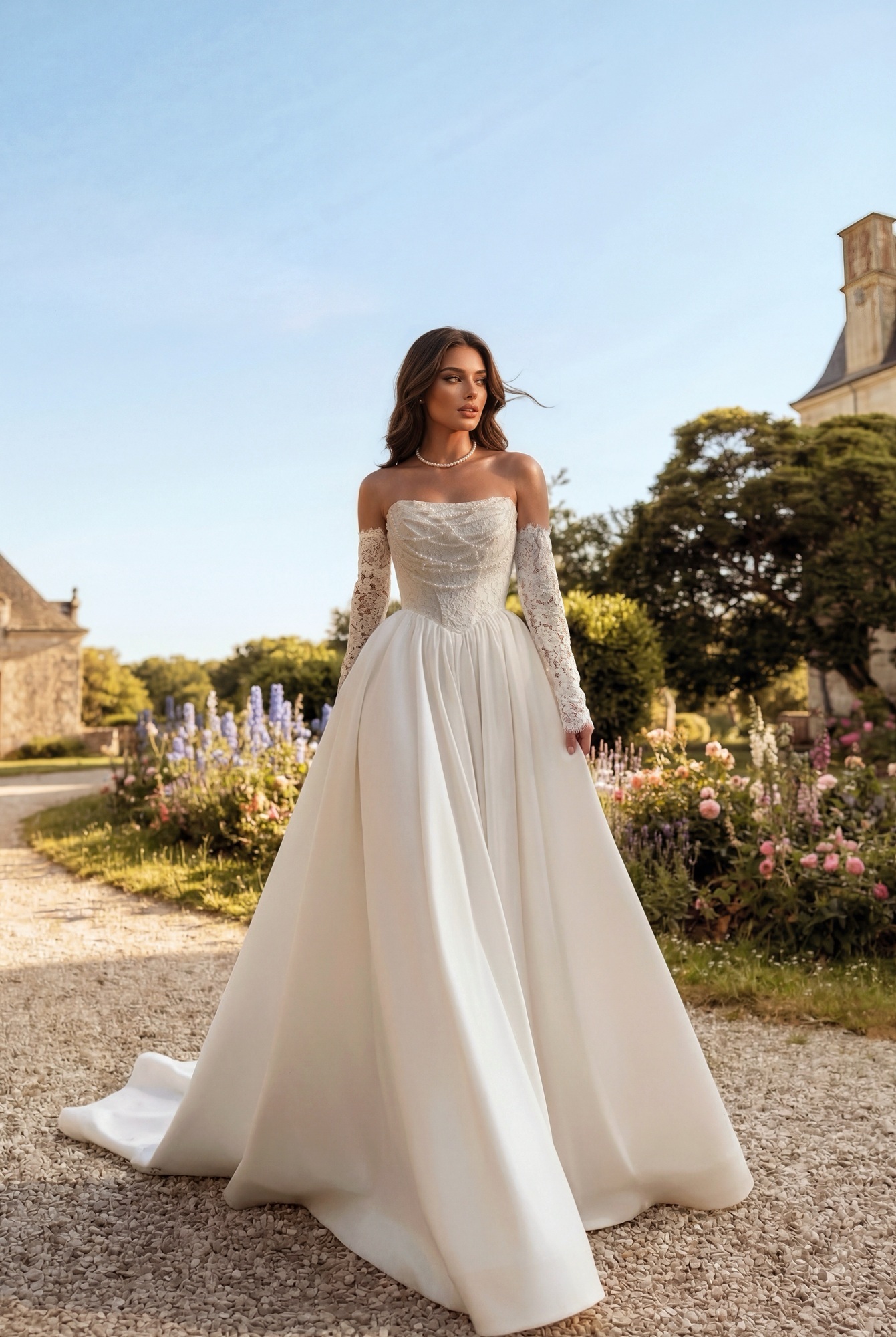 свадебное платье с атласной юбкой и кружевным верхом