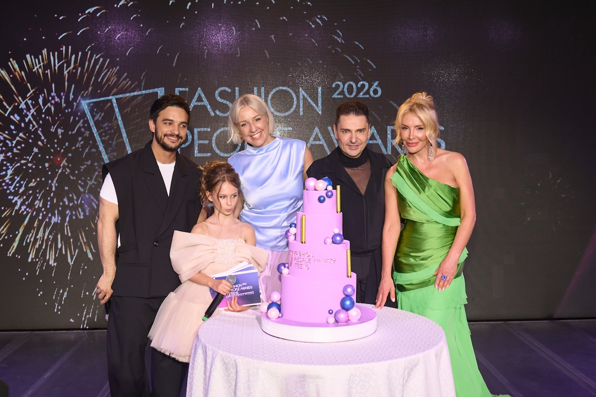 Финал премии Fashion People Awards Teens 2026 — ведущие и организаторы премиииу праздничного торта с логотипом премии