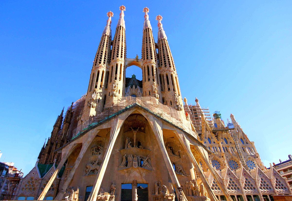 Барселона архитектура Гауди храм Святого