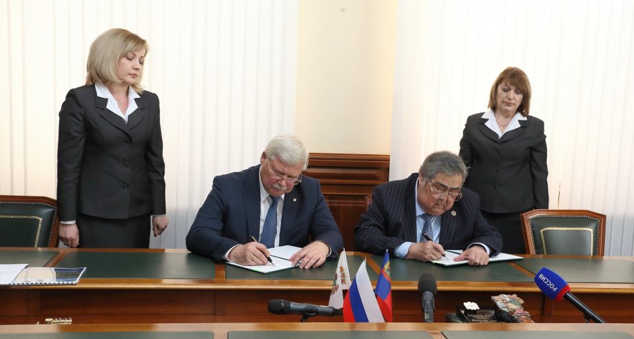 Аман Тулеев и Сергей Жвачкин договорились о том, что дорога между двумя регионами будет построена на принципах государственно-частного партнерства (фото: tomsk.gov.ru)