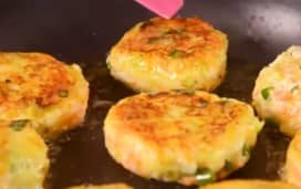 Приготовление оладий из кабачка и картофеля с сыром на сковороде: шаг 10