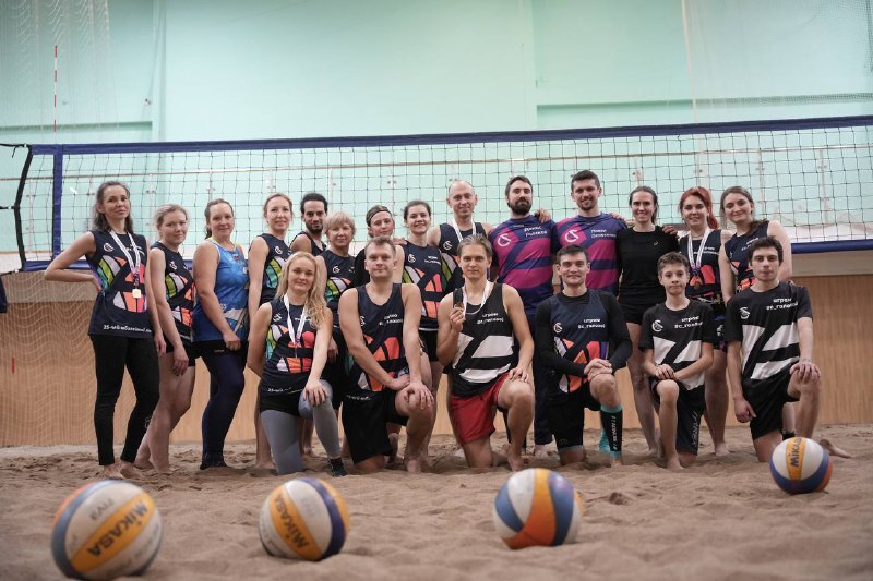 игроки по пляжному волейболу, тренировка.