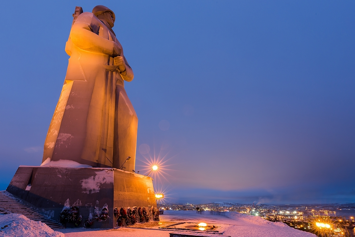 Мурманск памятники фото. Мурманск мемориал защитникам советского Заполярья. Монумент Алеша в Мурманске. Памятник Алеше в Мурманске. Памятник Алеше в Мурманске зима.