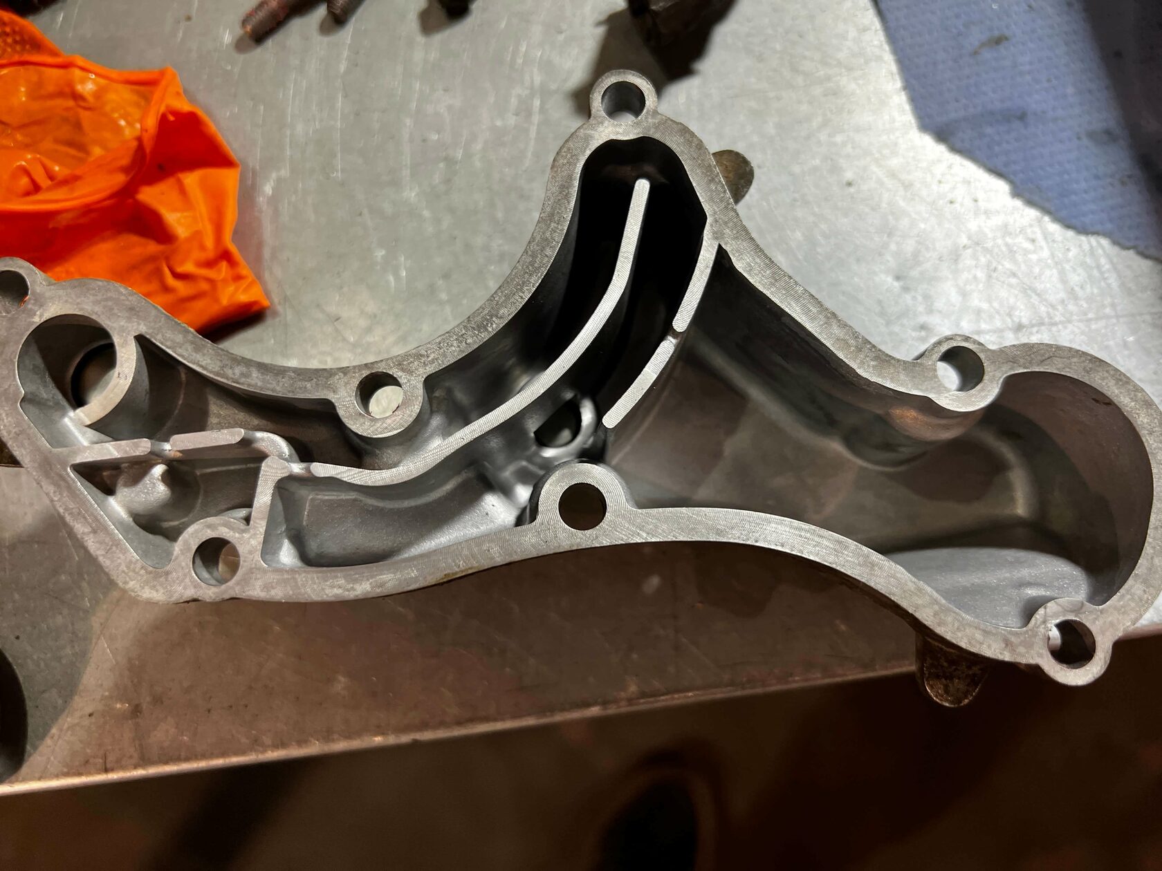 Нанесение герметика на крышку