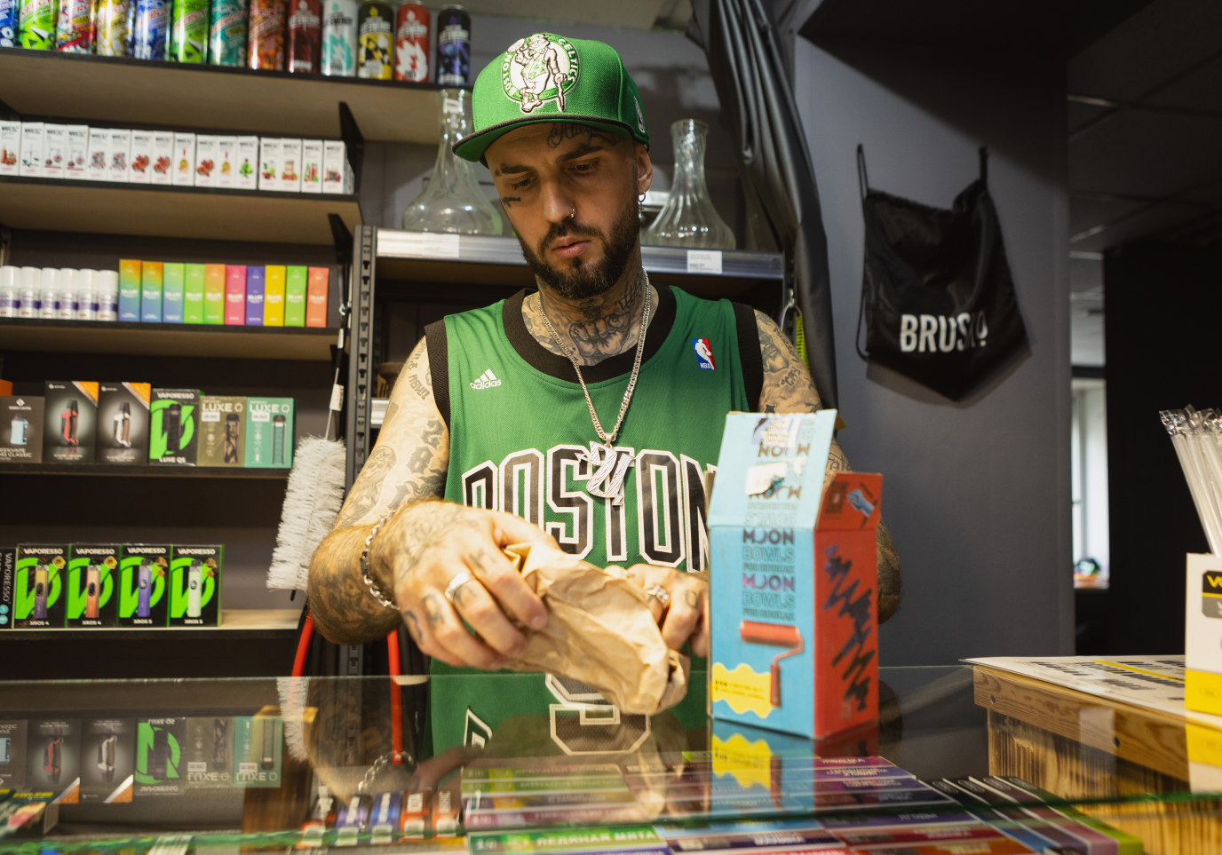 Партнер SMOKESTAR выставляет товар в зале 