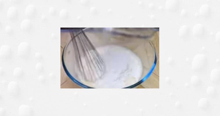 Приготовление ажурных блинов на молоке с кипятком: шаг 3