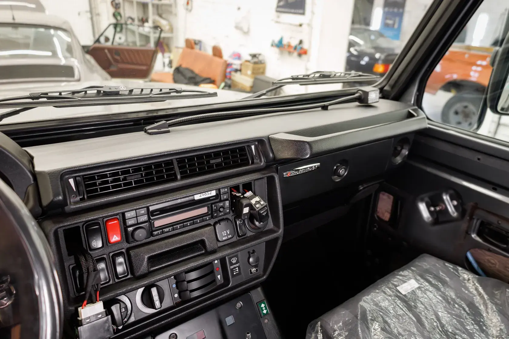 Магнитола Alpine в центральной консоли Mercedes G280 Professional