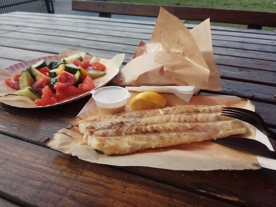 Судак зажаренный и салат в ПромРыбе