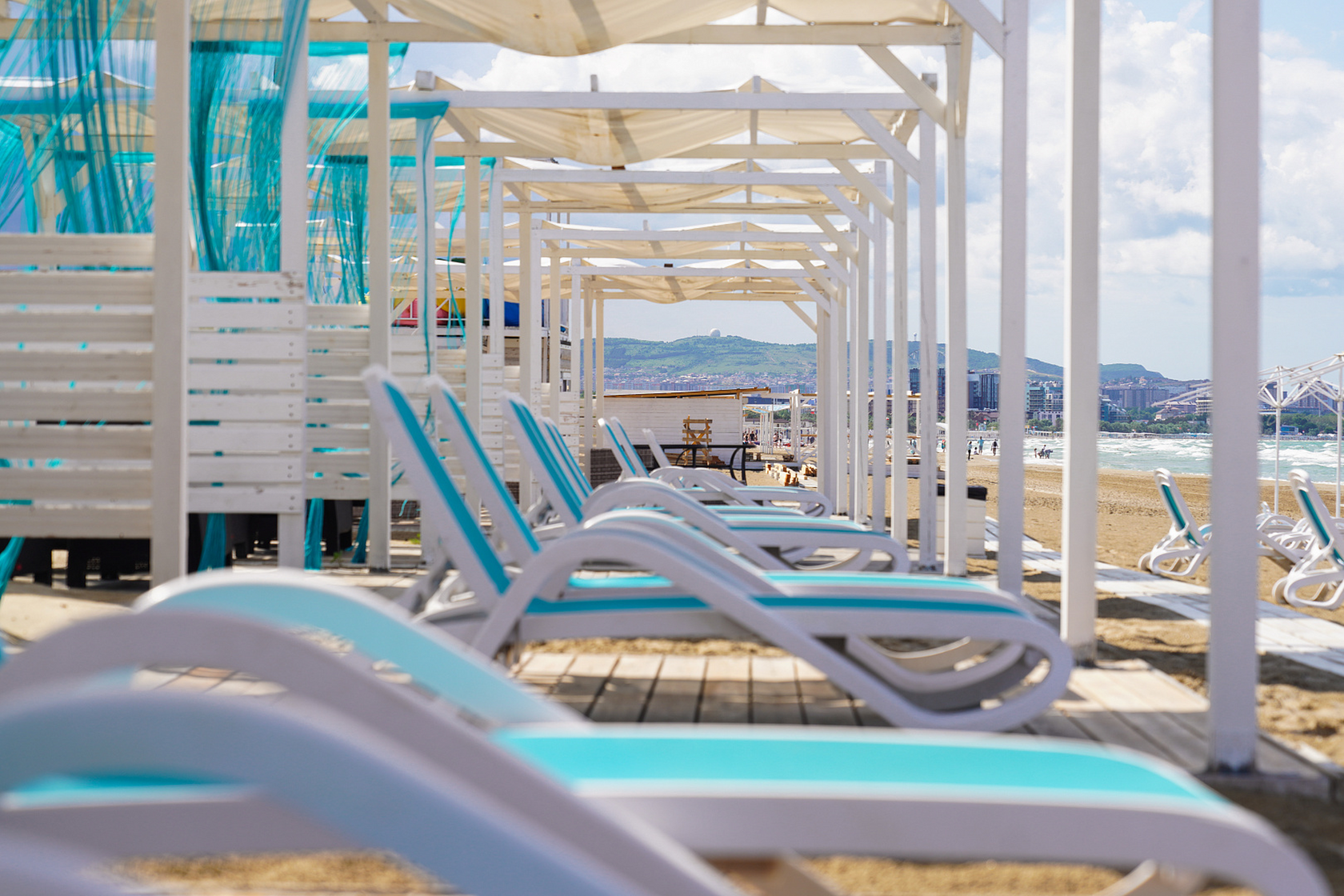 Собственный песчаный пляж отеля с шезлонгами в Анапе