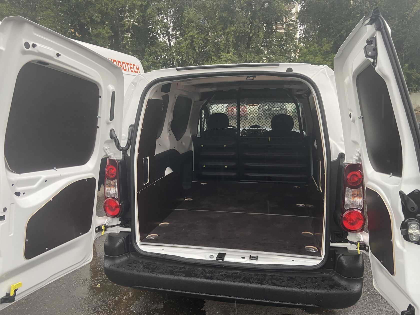 Обшивка кузова фиат дукато 244. Перегородка салона рено кангу 1 фургон. Перегородка педотпартнер м59. Обшивка пежо партнер. Peugeot partner m59 салон.