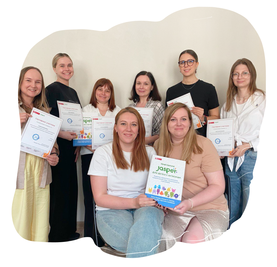Лилия, специалист из Казани, вместе с другими обучающимися и сотрудницами Центра поддержки семьи