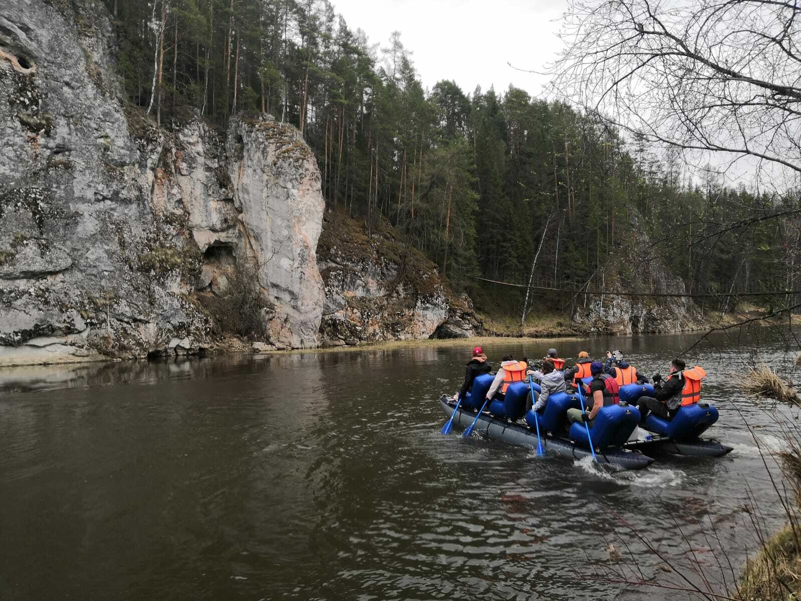 Сплав на надувном матрасе по реке