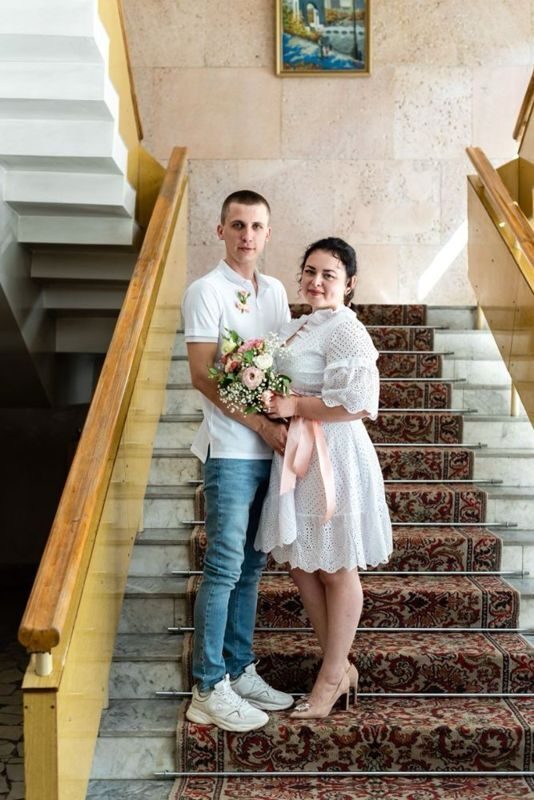Участница Мётел с мужем в день регистрации