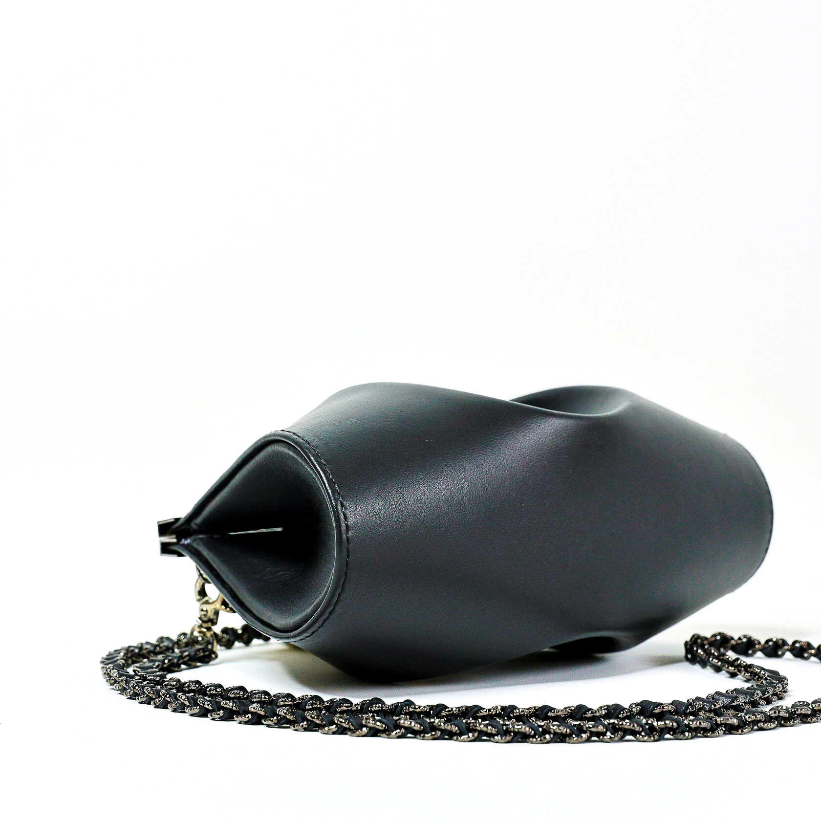  каркасный клатч Drop на магнитном фермуаре черного цвета из натуральной кожи премиум качества