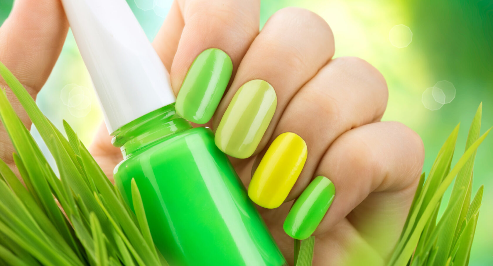 Ногти на фоне зелени