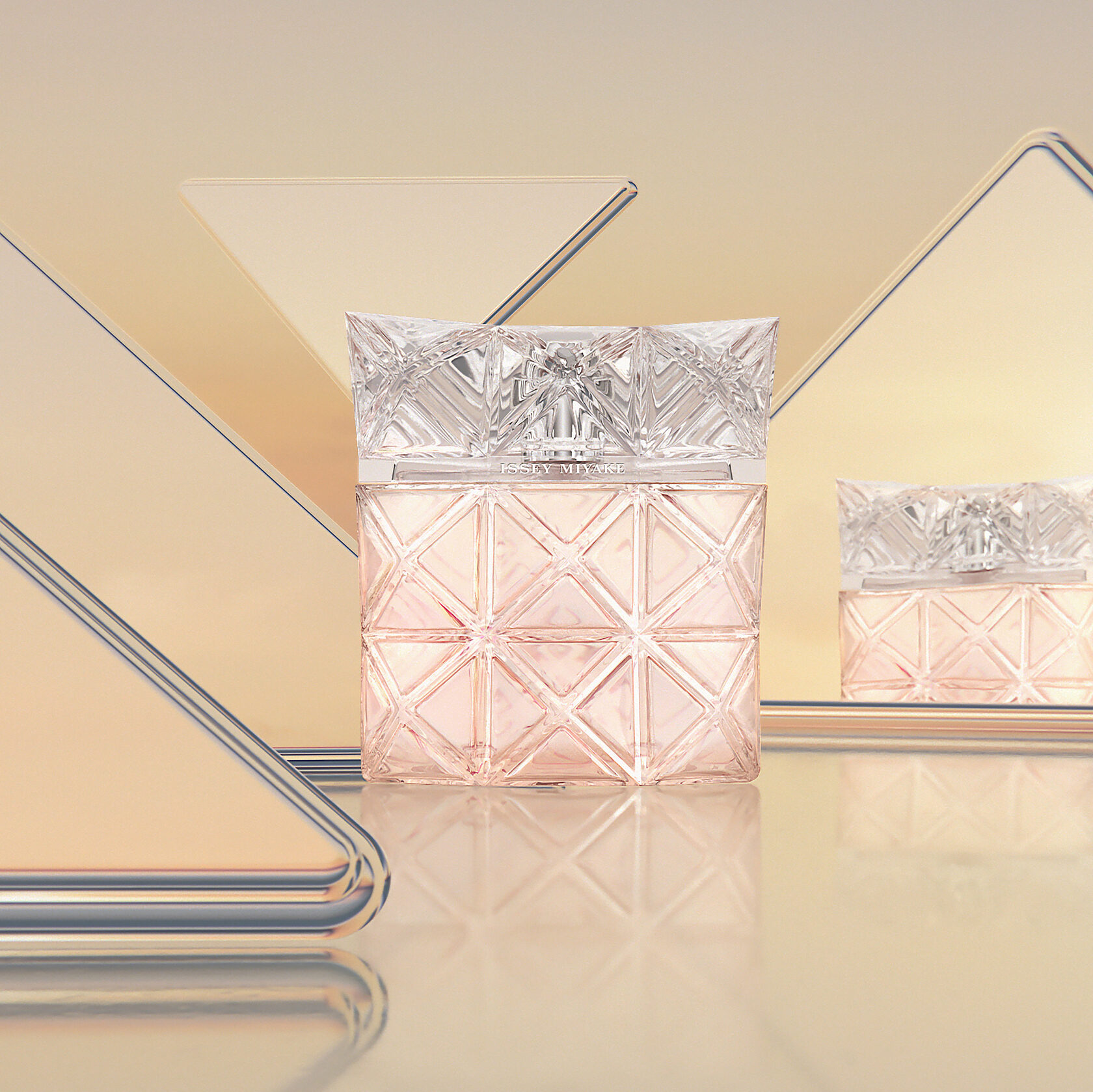 Lumière d’Issey нов дамски аромат от Issey Miyake в призматичен стъклен флакон със светлинни отражения