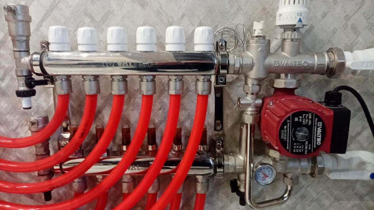 Сливные краны тут слева под воздухоотводчиками