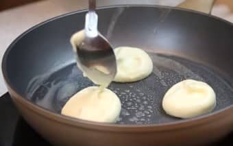 Приготовление японских панкейков на сковороде: шаг 10