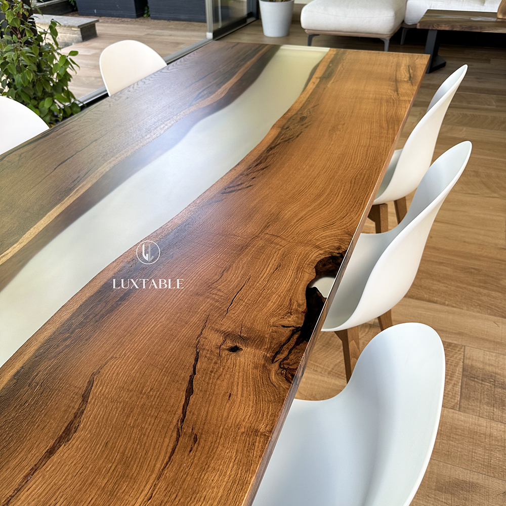 Epoxidharz Tische Alagoas aus europäischem Nussbaum und hellblauem Epoxidharz mit Metallic Effekt