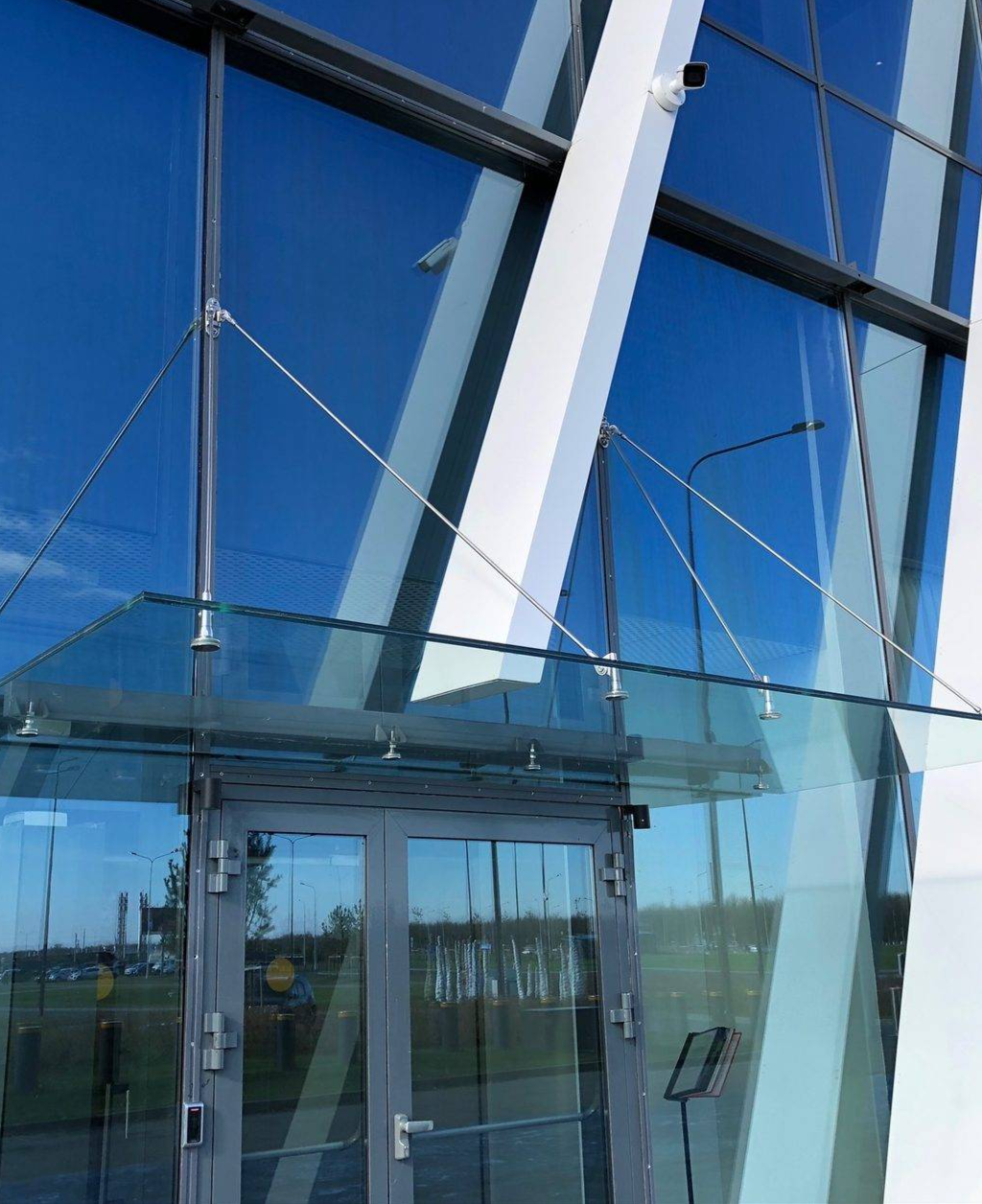 Стеклянный фасад здания фото